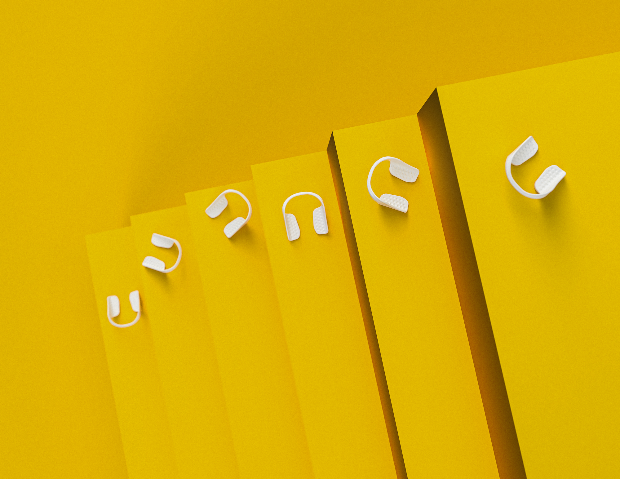 RehaSplint Dentrade gelber Hintergrund